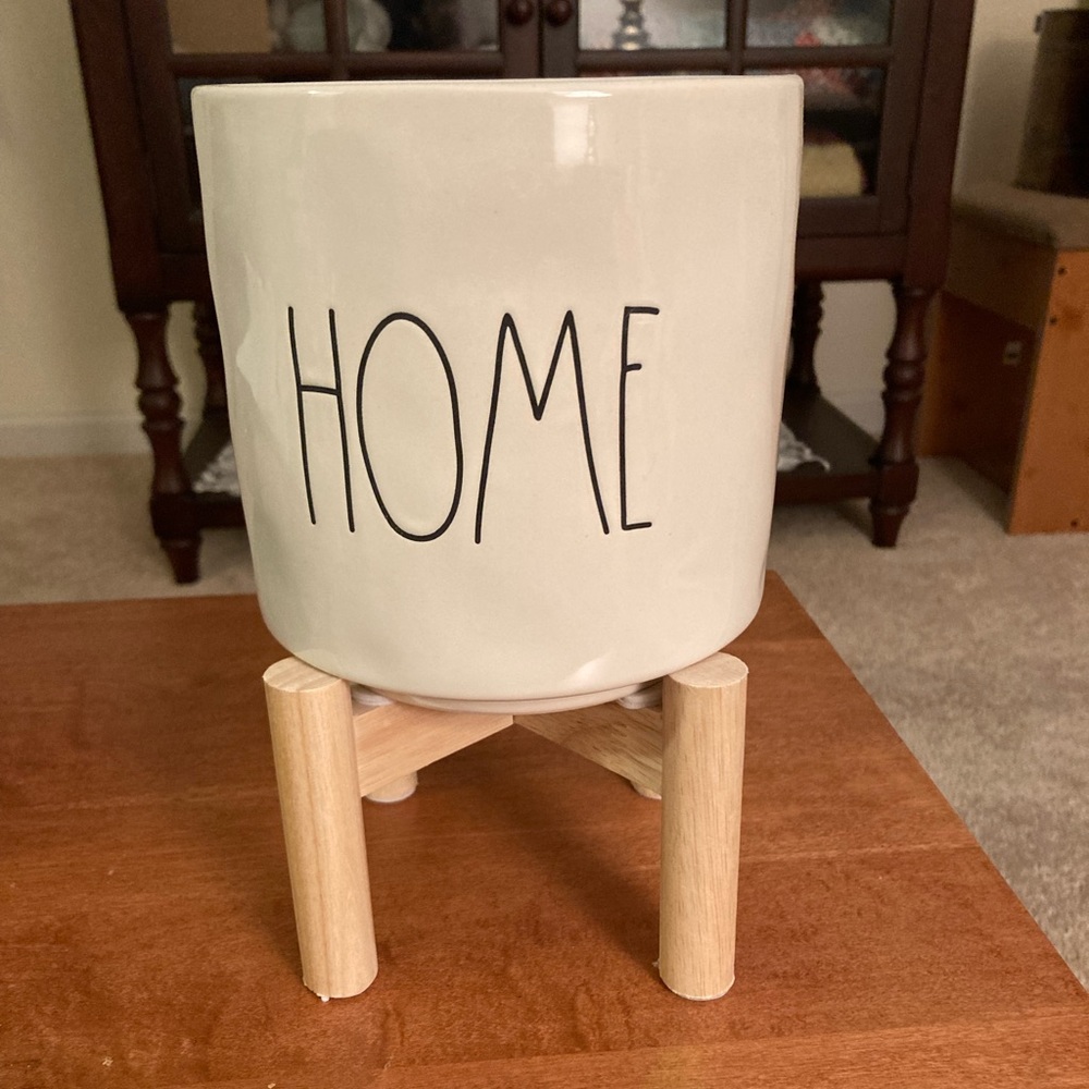 RAE DUNN Planter on wooden stand